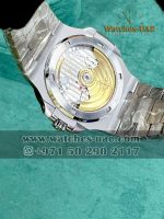 The Patek Philippe Nautilus Jumbo Green 5711/1 A - Image 2